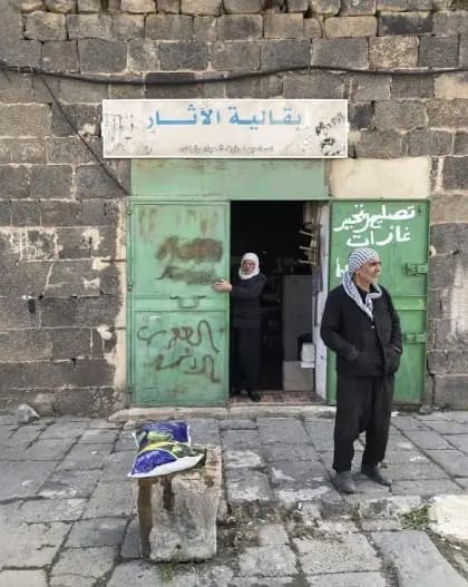 أخضر الجبل: زيتون ولوز وأعمدة
